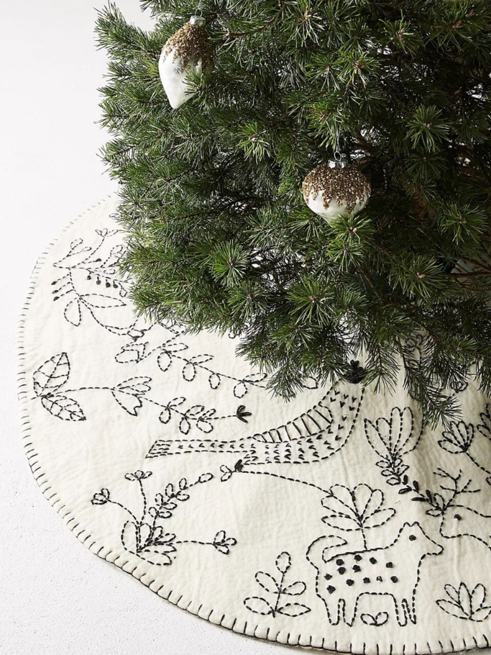 Anthropologie Rare…Stitched & felted wool songbird tree skirt